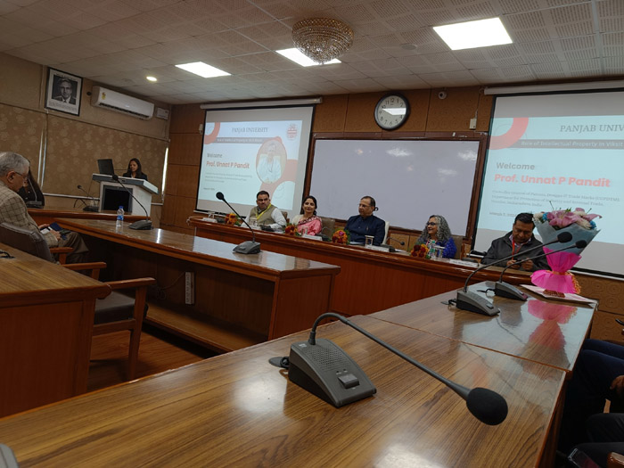 पंजाब विश्वविद्यालय ने "विकसित भारत में बौद्धिक संपदा की भूमिका" विषय पर इंटरैक्टिव सत्र में प्रोफेसर (डॉ.) उन्नत पी पंडित की मेजबानी की।
